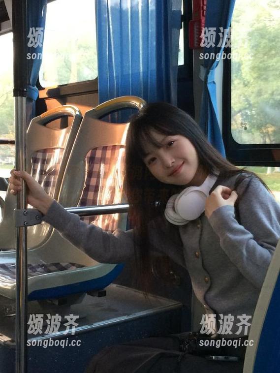 91吃瓜网 一边查询网址,一边抿瓜,看“91吃瓜网”给你带来的甜蜜享受!