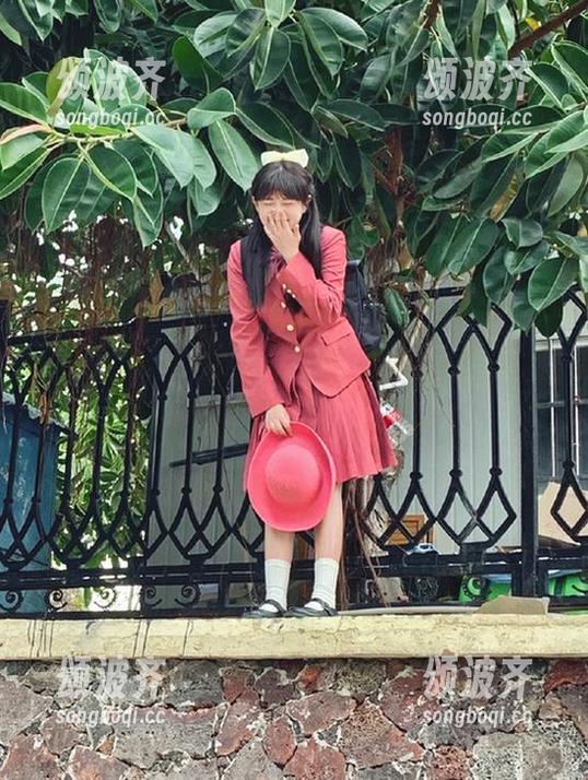 “hl155.ccm”里的链接感觉像一扇通向未知世界的窗户，带点冲动...