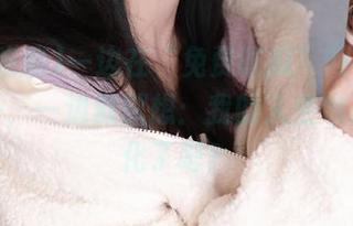 一边在“免费吃瓜”网站上分享八卦，一边默默想：我的人生也太戏剧化了吧？