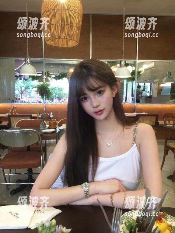 网红们又在“吃瓜爆料”里秀收藏，感觉自己已经成了百科全书的读者！
